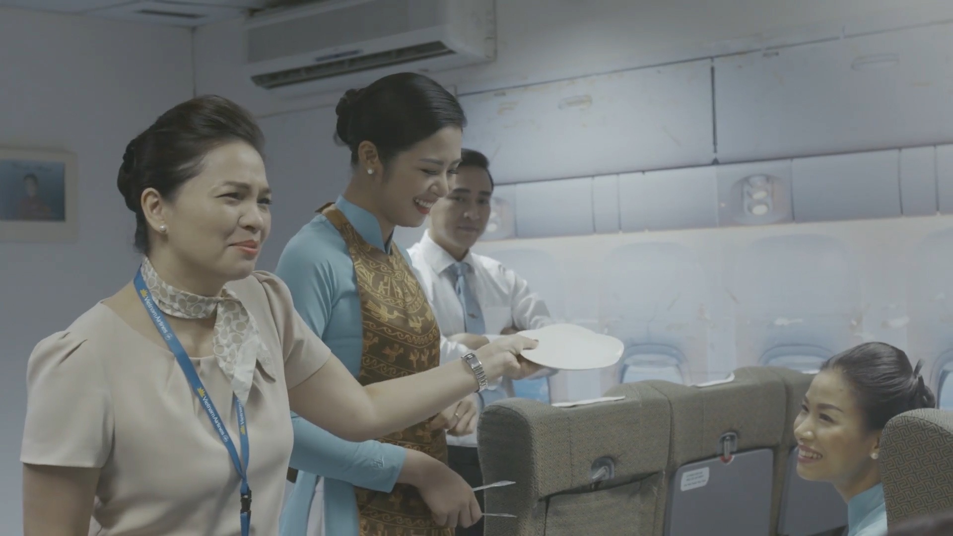 ngoc han hua vi van lam tiep vien hang khong anh 3