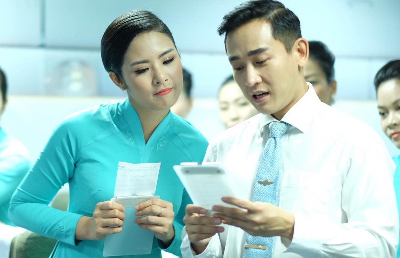 Hua Vi Van ‘cui qua nhiet tinh’ khi lam nhan vien hang khong hinh anh