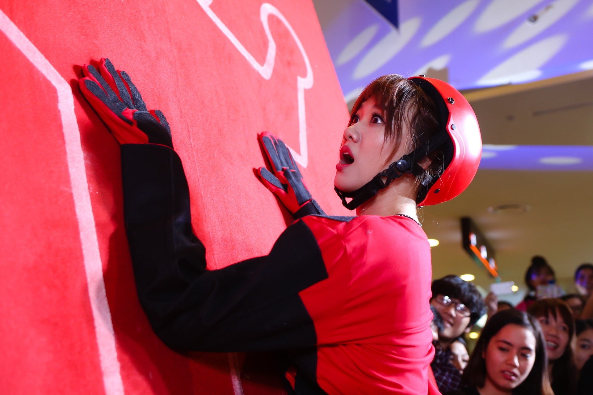 Hari Won, Khoi My bieu cam ngo nghinh thi dau cung fan hinh anh