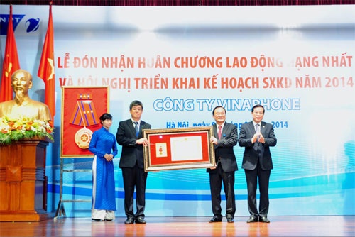 VinaPhone nhận bằng khen nhân kỷ niệm 20 năm ảnh 2 VinaPhone nhan bang khen nhan ky niem 20 nam anh 2