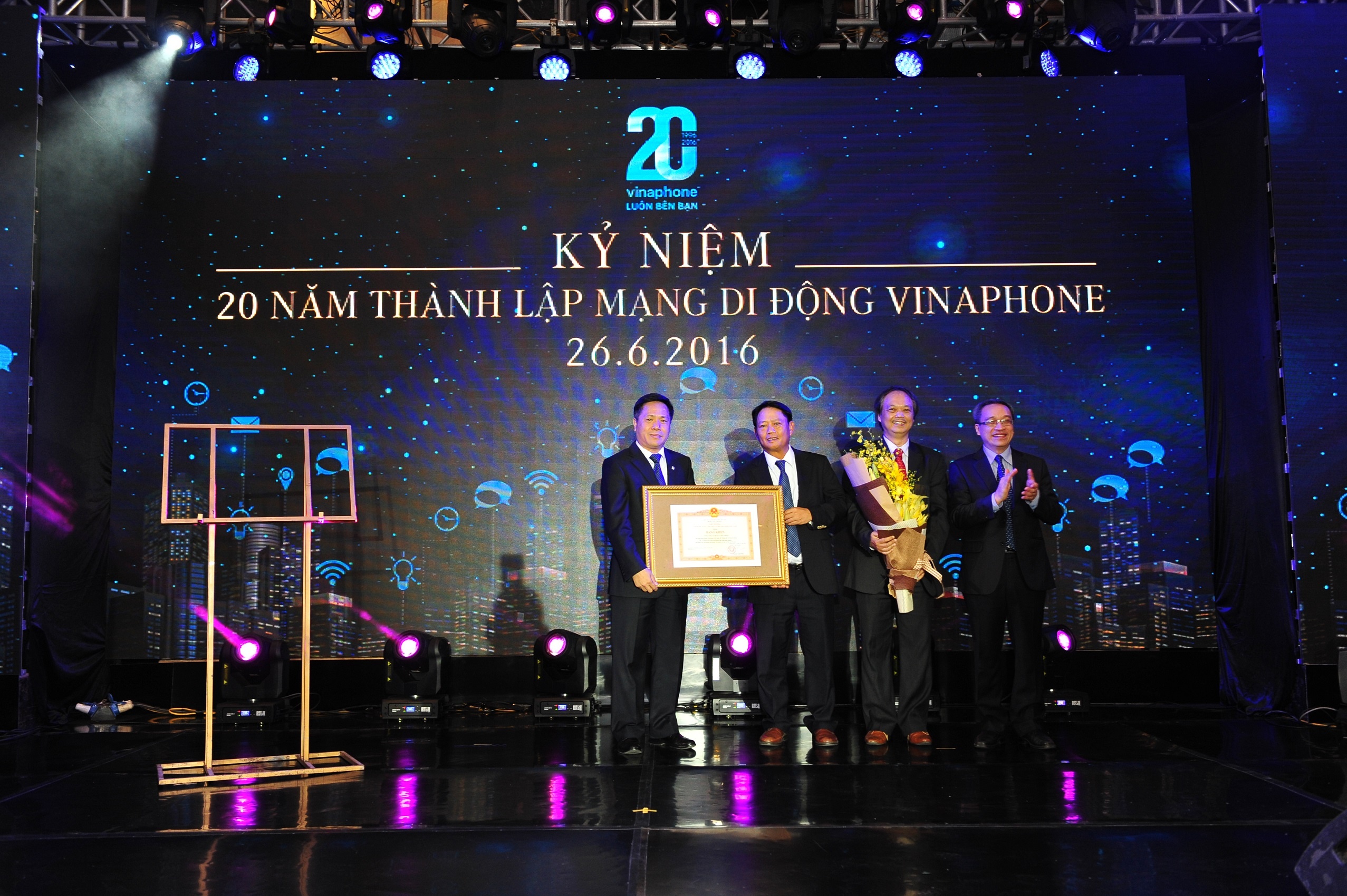 VinaPhone nhan bang khen nhan ky niem 20 nam anh 3