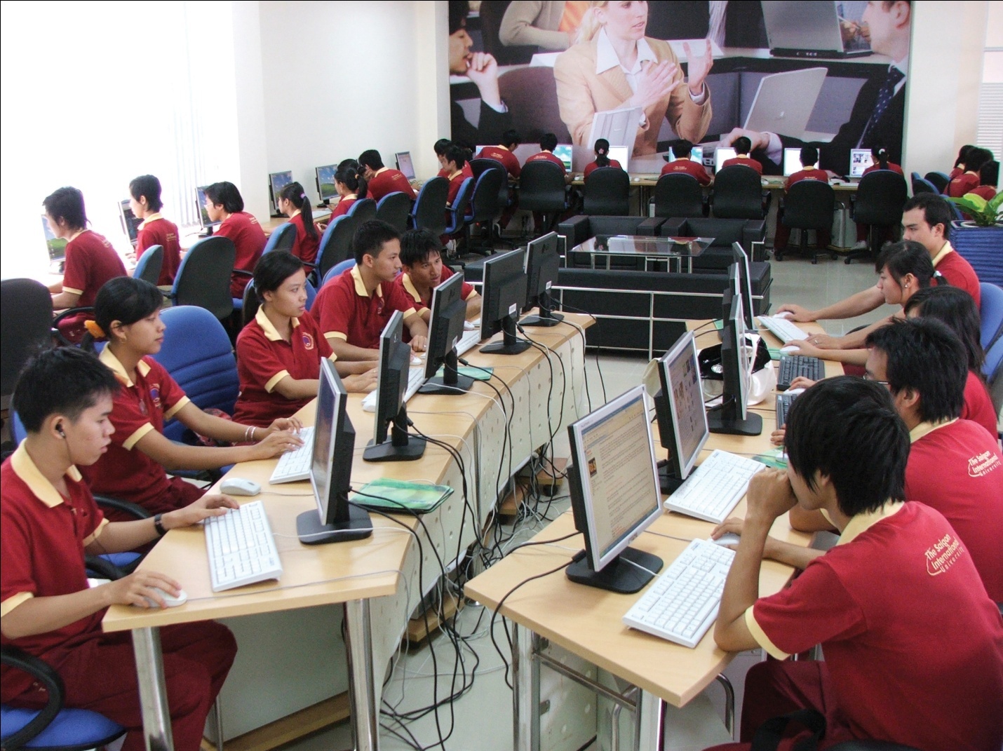 SIU mien hoc phi tieng Anh va tin hoc cho sinh vien hinh anh