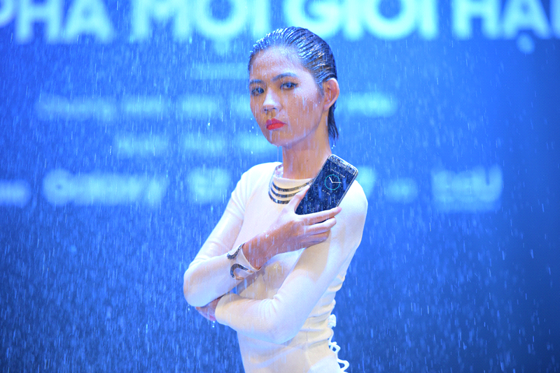 Thanh Hang thu thach mau tre catwalk va tao dang duoi mua hinh anh