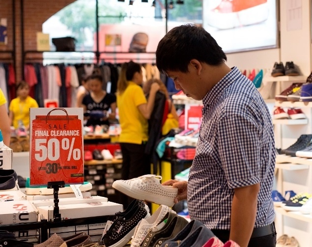 Mua hang hieu gia tiet kiem tai Hoang Phuc International hinh anh