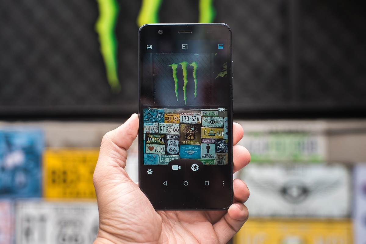 LAI Zumbo J: Man hinh cong 2,5D, RAM 2 GB gia 2 trieu dong hinh anh