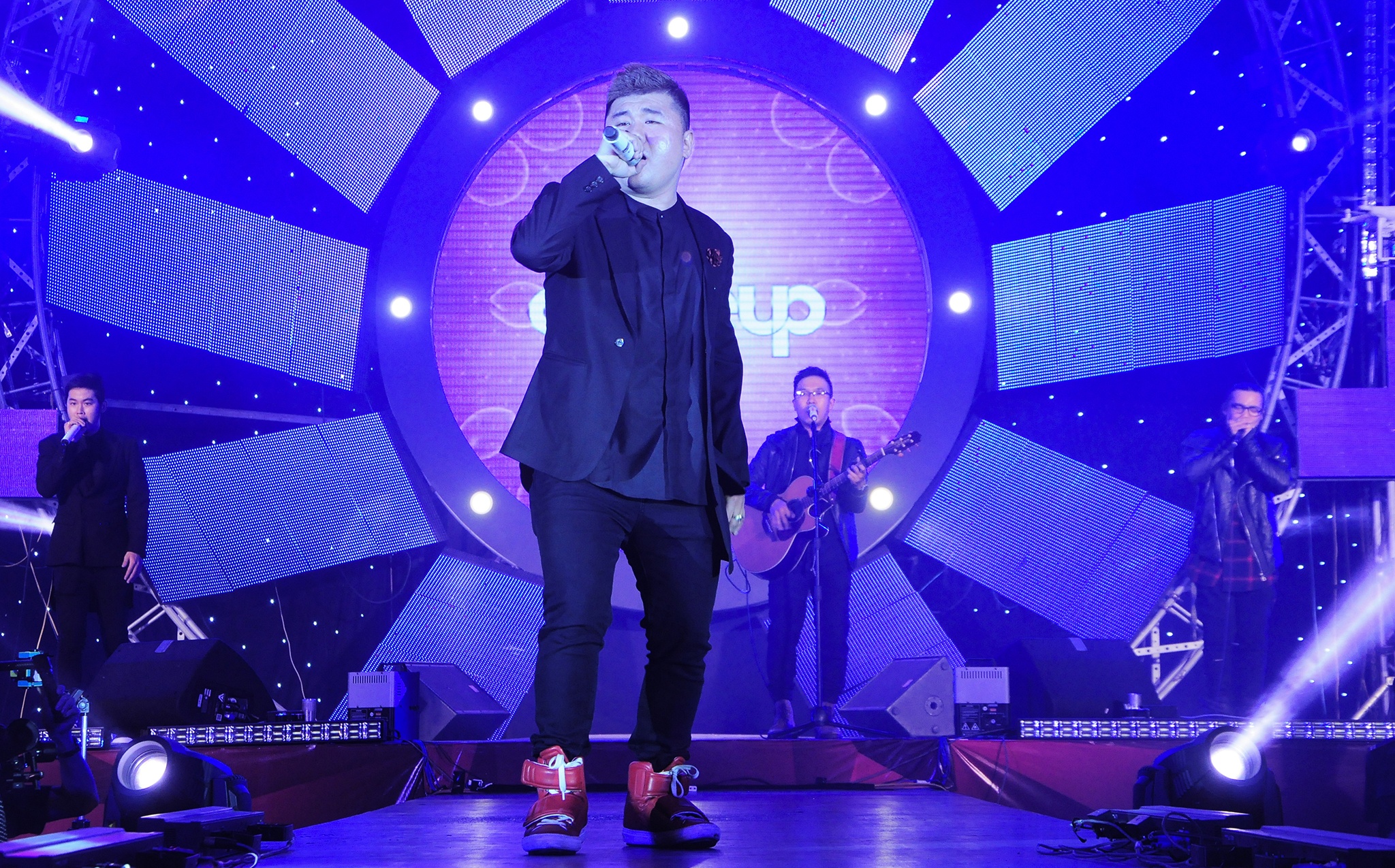 Noo,  Issac,  Toc Tien chay het minh o Cuoc hen de d anh 10