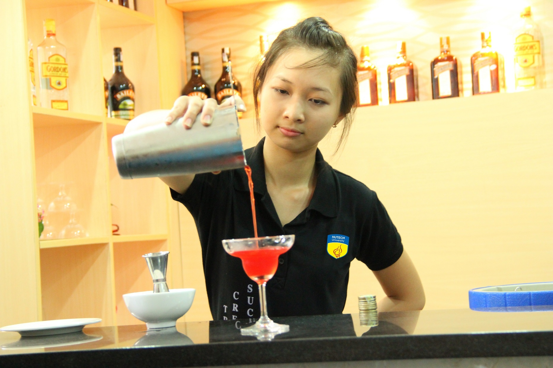 Nhan bang quan tri nha hang quoc te DH Cergy-Pontoise tai VN hinh anh