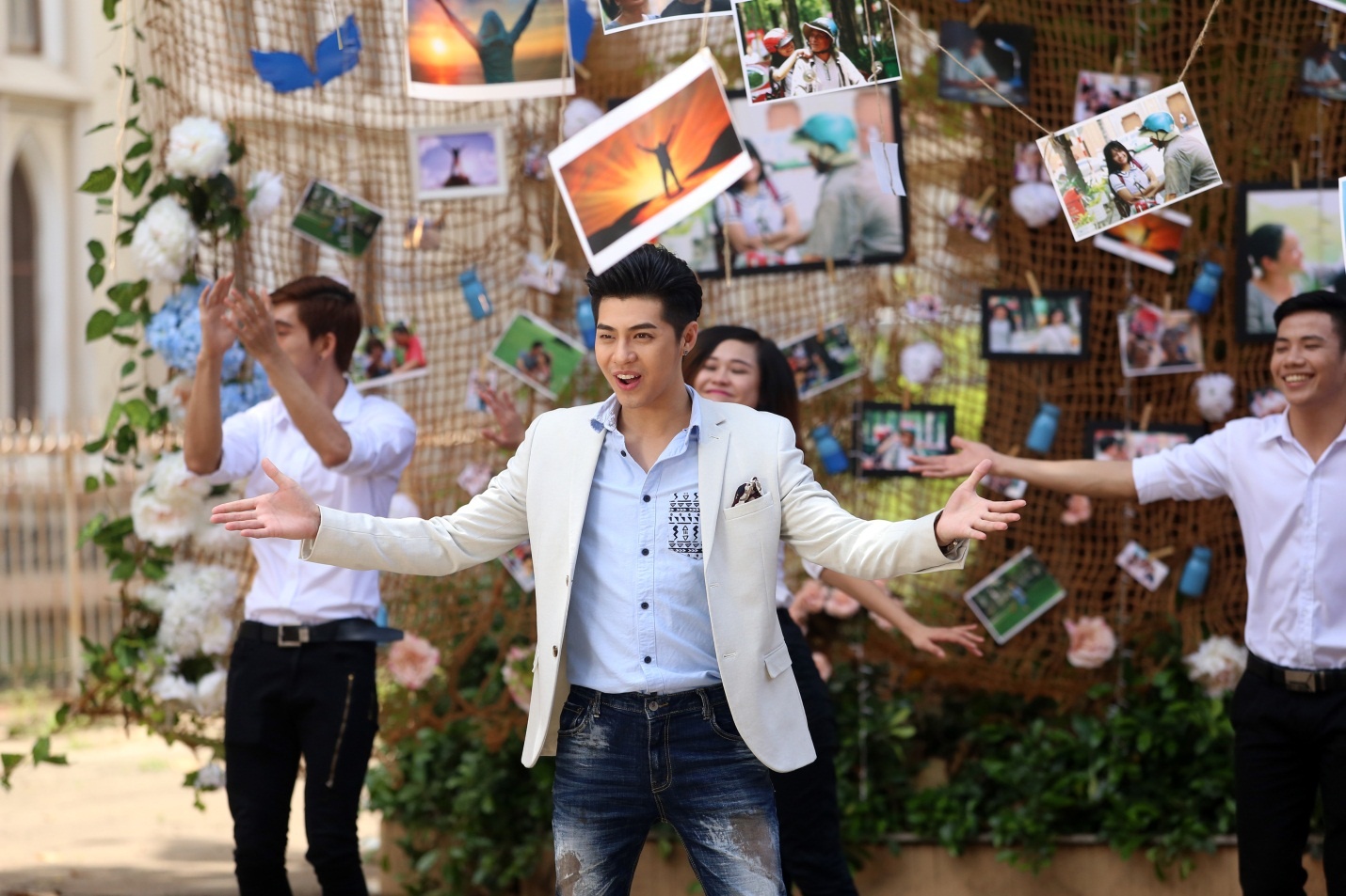 MV Khat vong vuon len cua Noo Phuoc Thinh va Osla anh 1