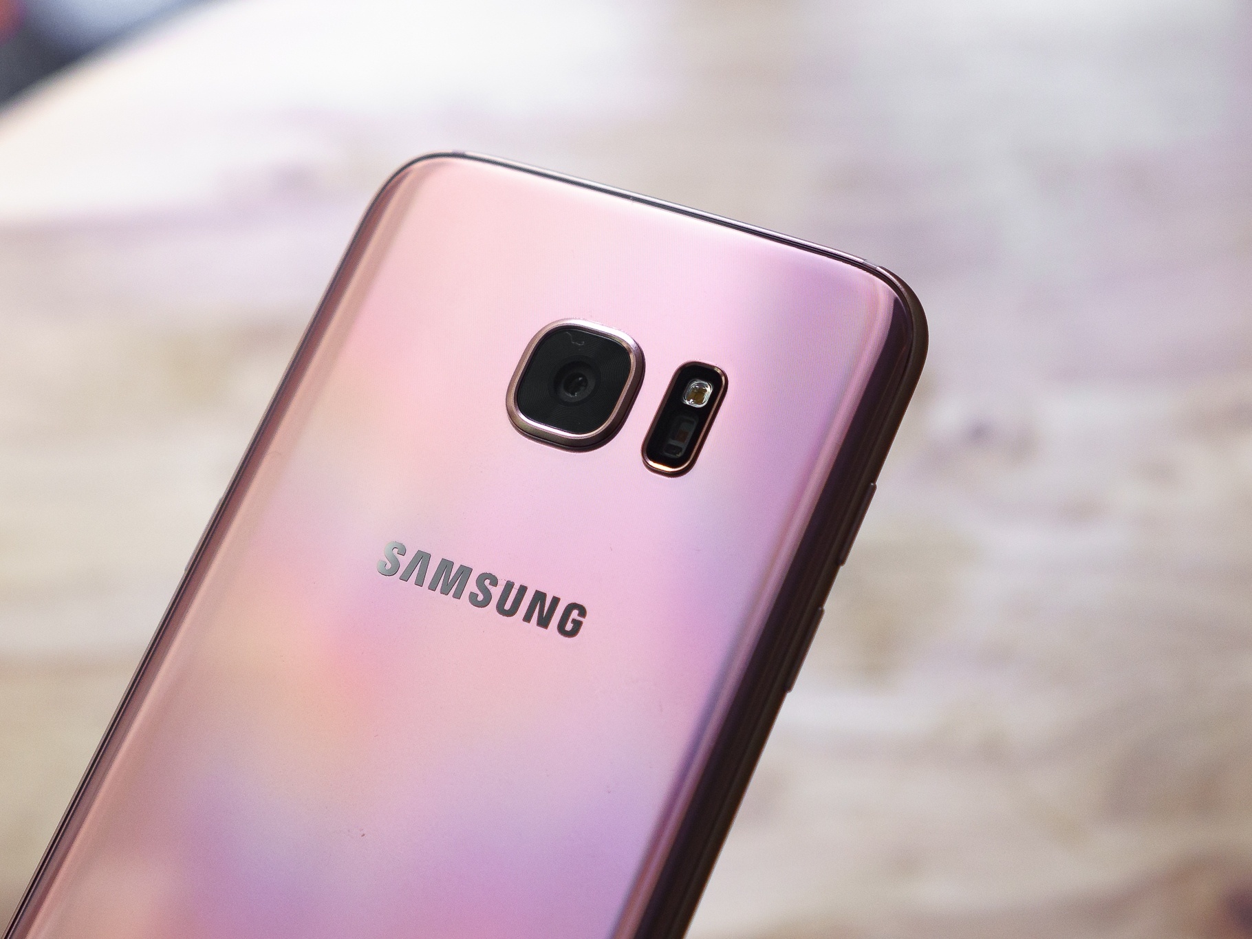 Galaxy S7 edge ra mat phien ban hong vang hinh anh