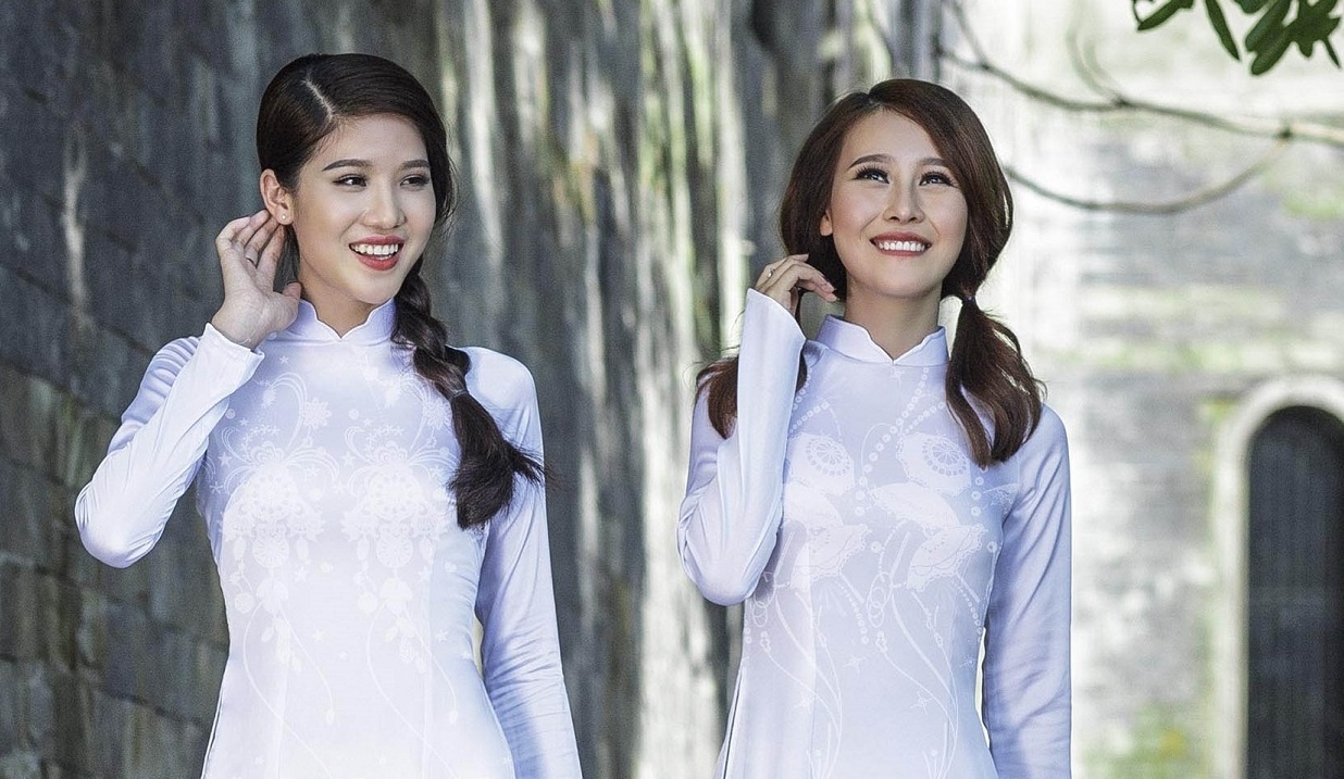 Nghe thuat ve tay henna doc dao tren ao dai hinh anh