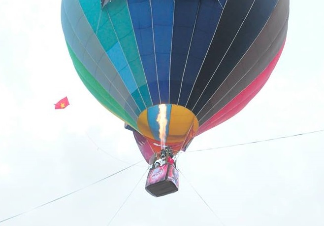 JVevermind va gioi tre Sai thanh hen ho tren khinh khi cau hinh anh