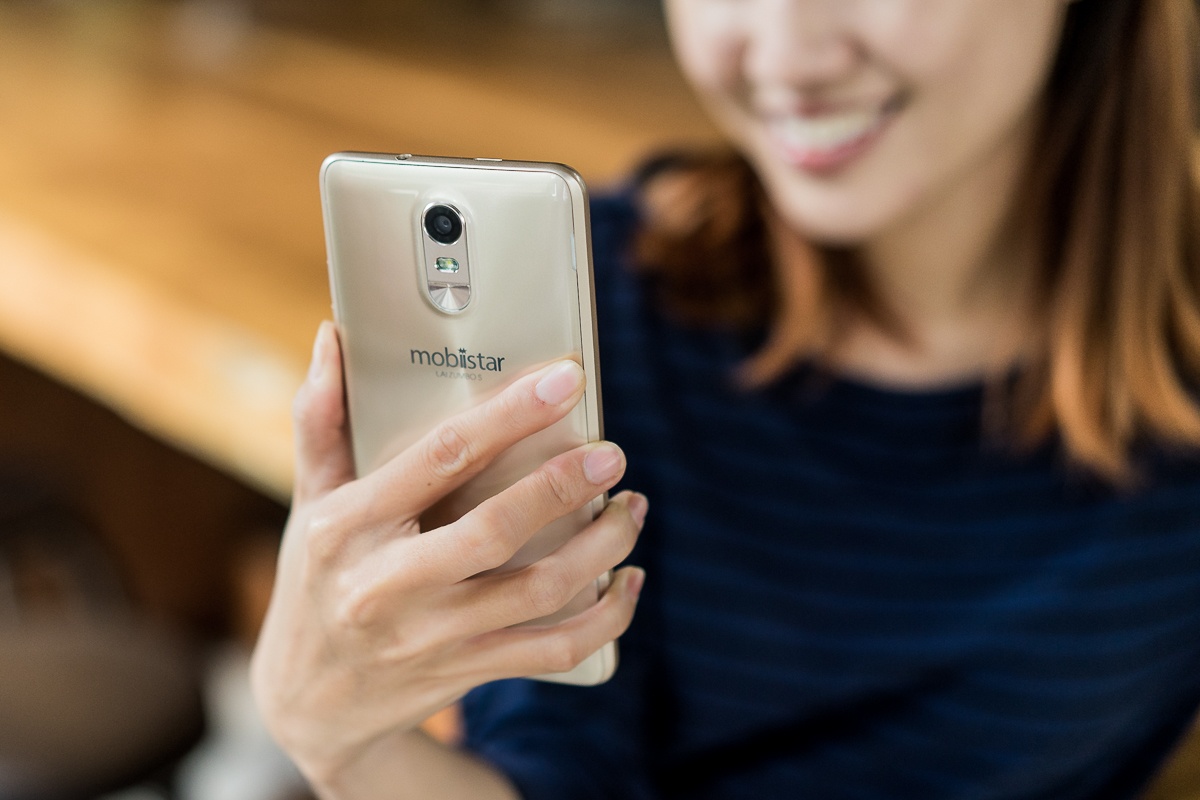 LAI Zumbo S: Man hinh HD 5,5 inch, nap lung thoi trang hinh anh