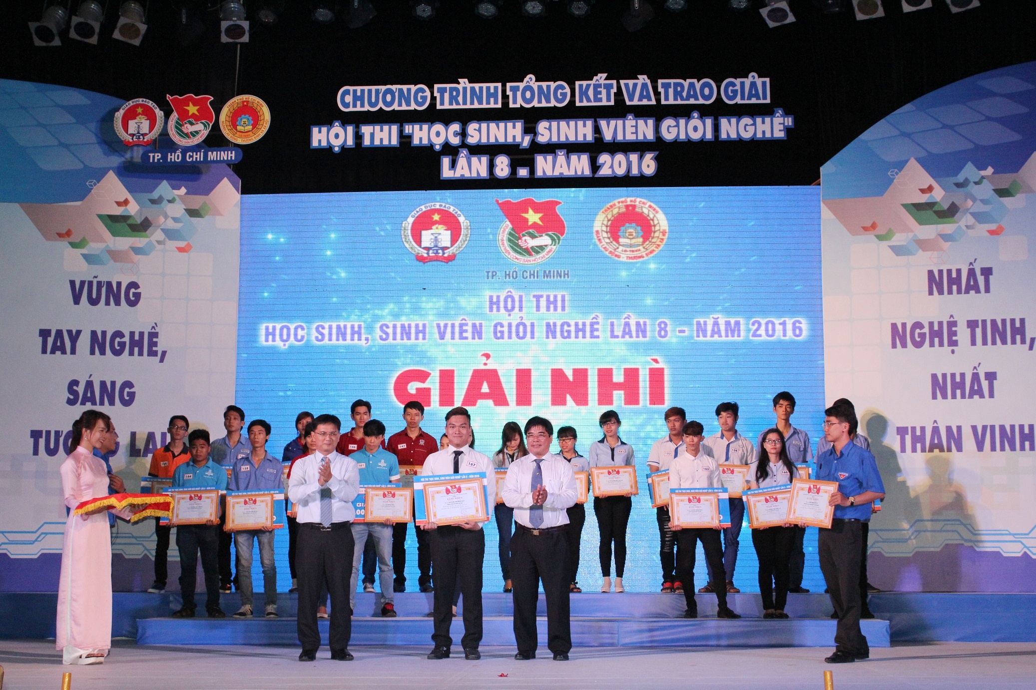 hoc nghe tai Trung cap Viet Giao anh 4