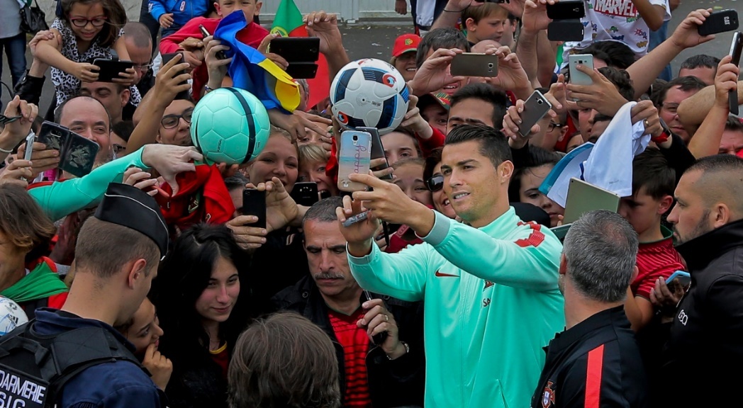 cristinao ronaldo selfie voi fan anh 1