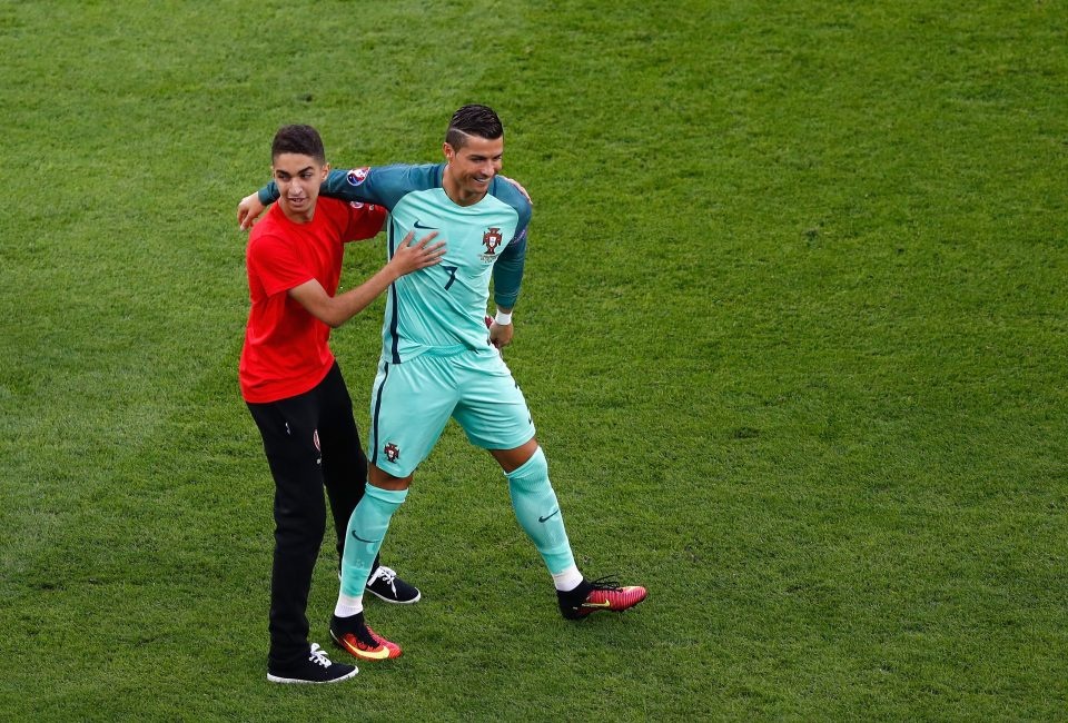 Khoanh khac thu vi cua CR7 va fan tai Euro hinh anh