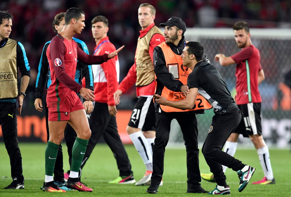 cristinao ronaldo selfie voi fan anh 5