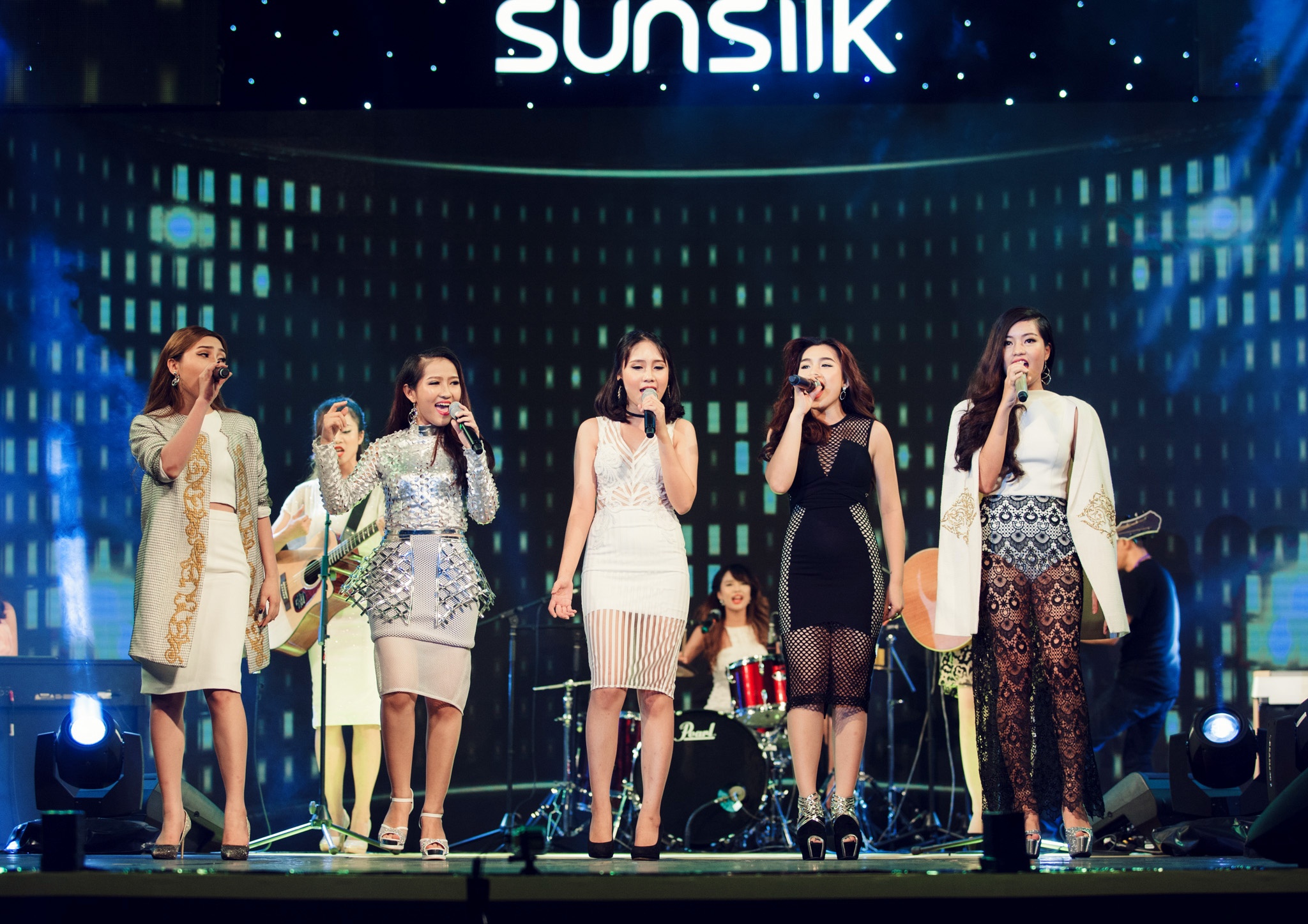 3 co gai dien tour xuyen Viet cung Dong Nhi anh 2