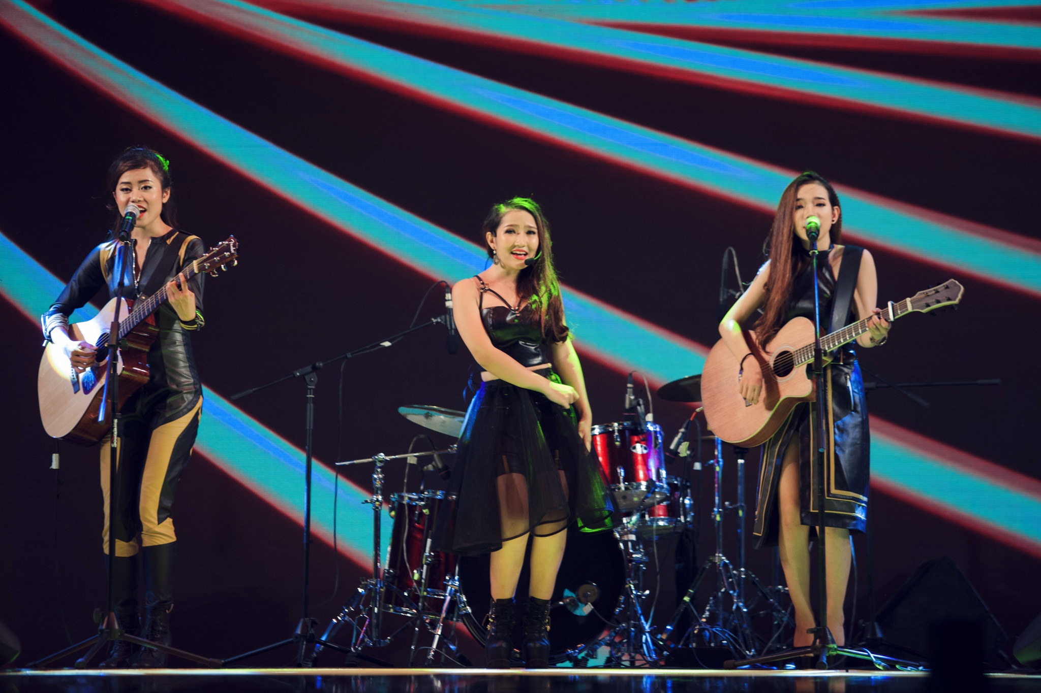 3 co gai dien tour xuyen Viet cung Dong Nhi anh 3