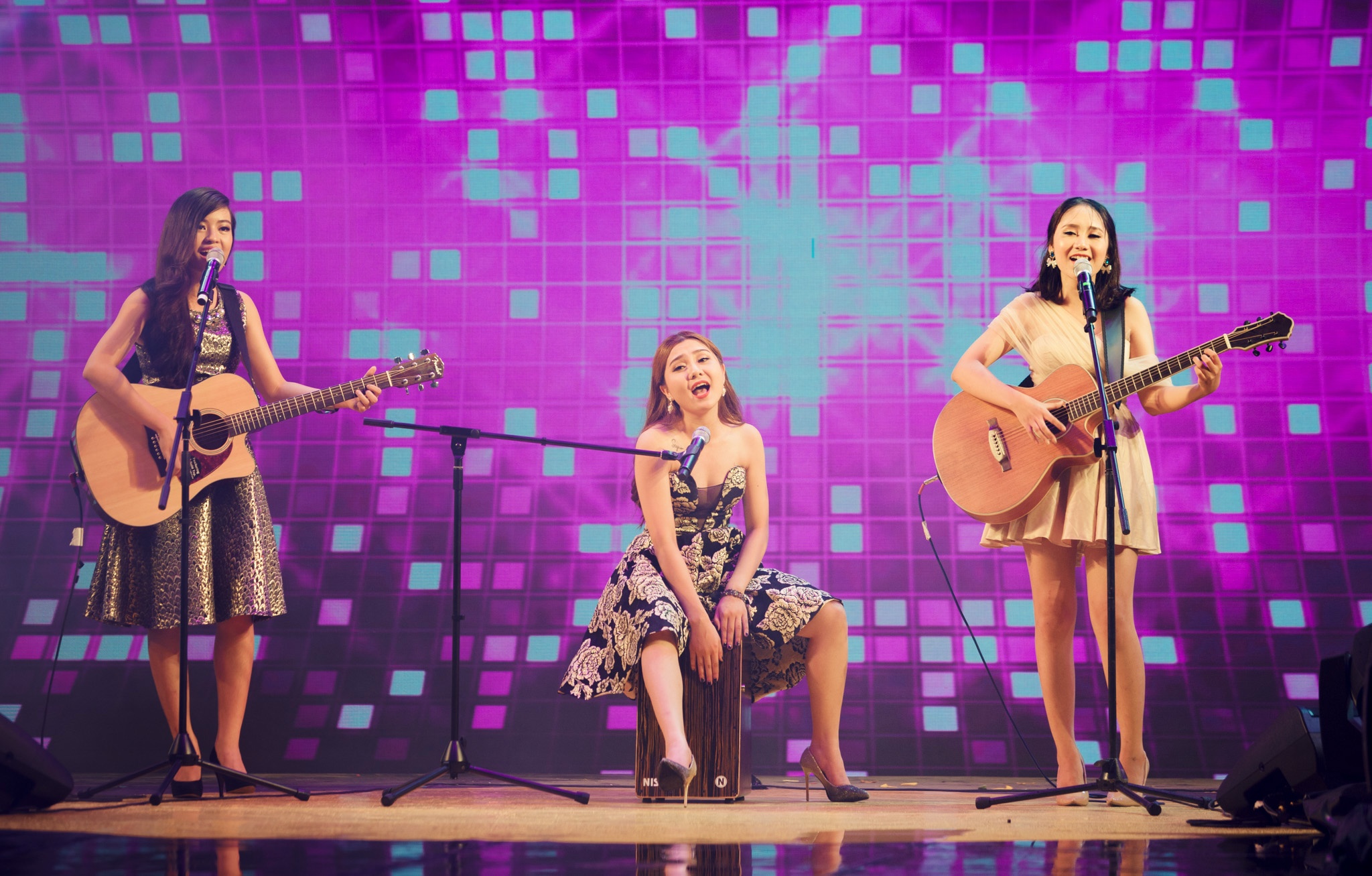 3 co gai dien tour xuyen Viet cung Dong Nhi anh 7