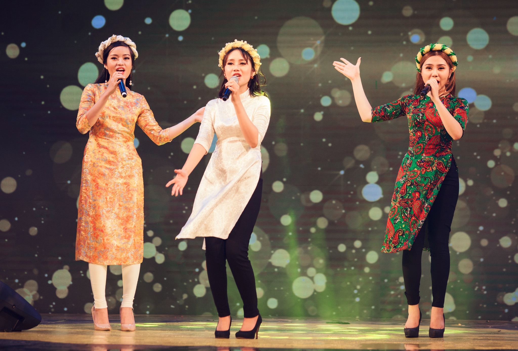 3 co gai dien tour xuyen Viet cung Dong Nhi anh 8