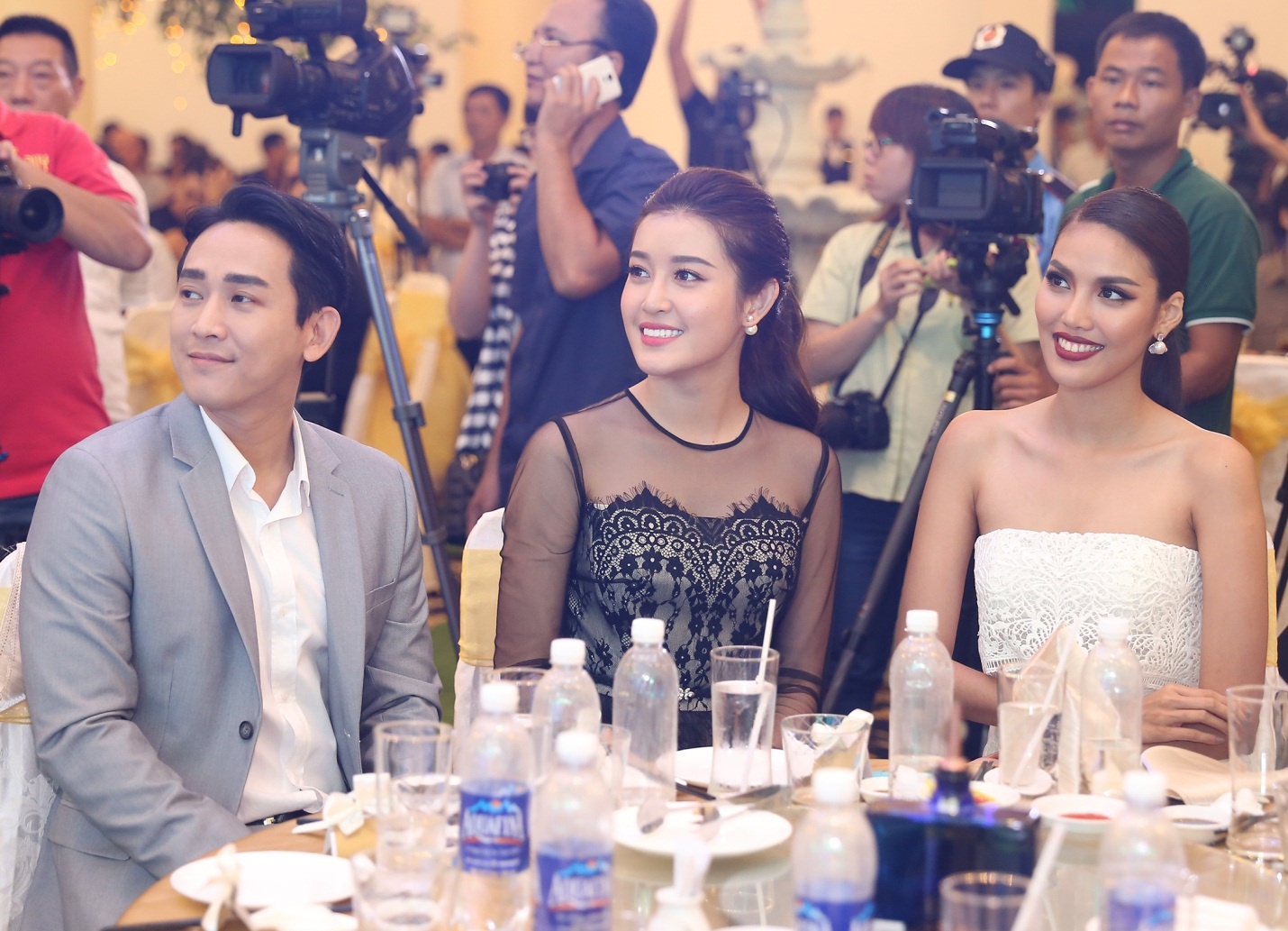 Dan sao Viet khoe sac tai Queen Plaza Ky Hoa hinh anh