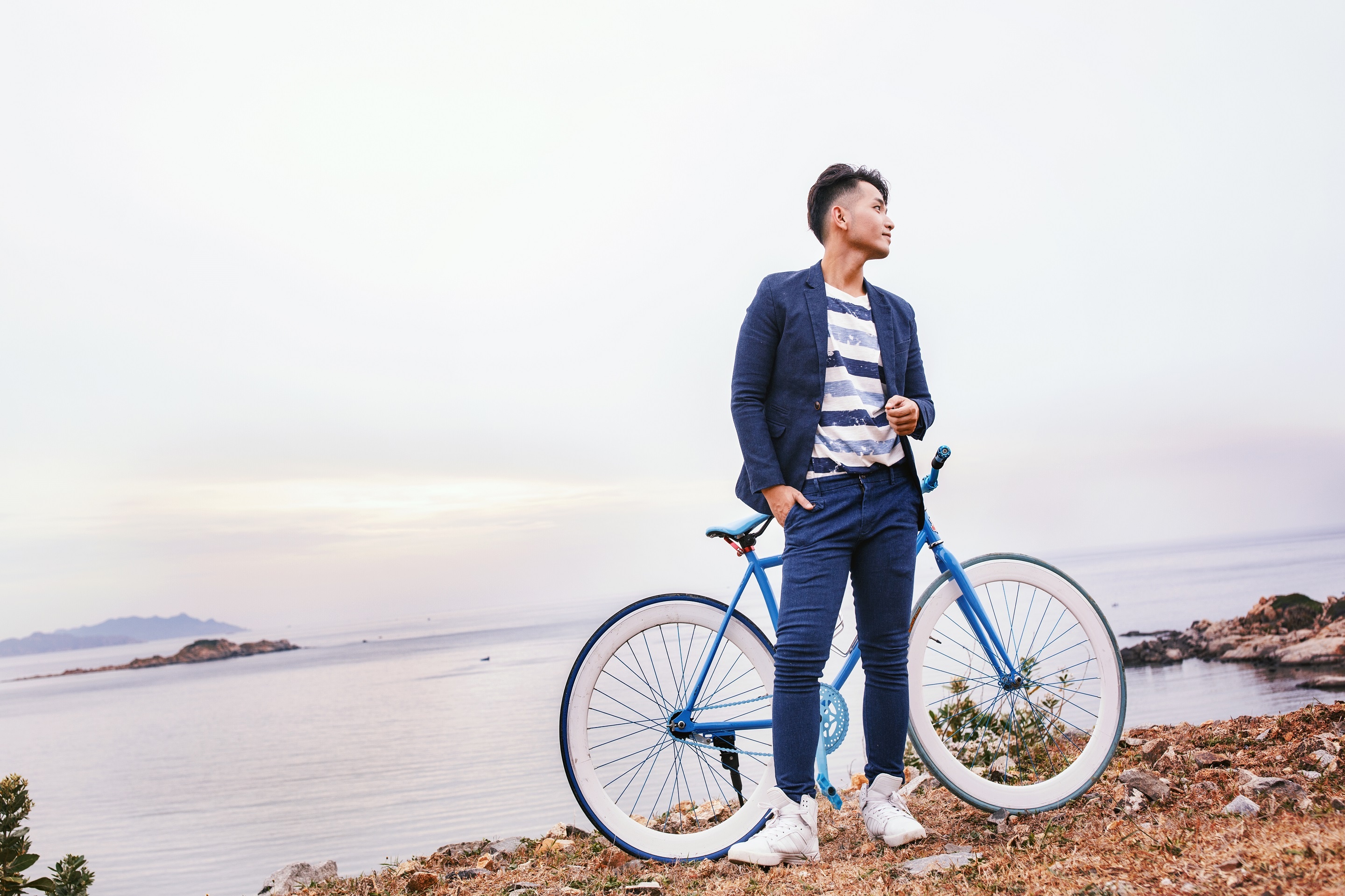 Pham Hong Phuoc tiet lo MV moi qua loat anh phuot hinh anh