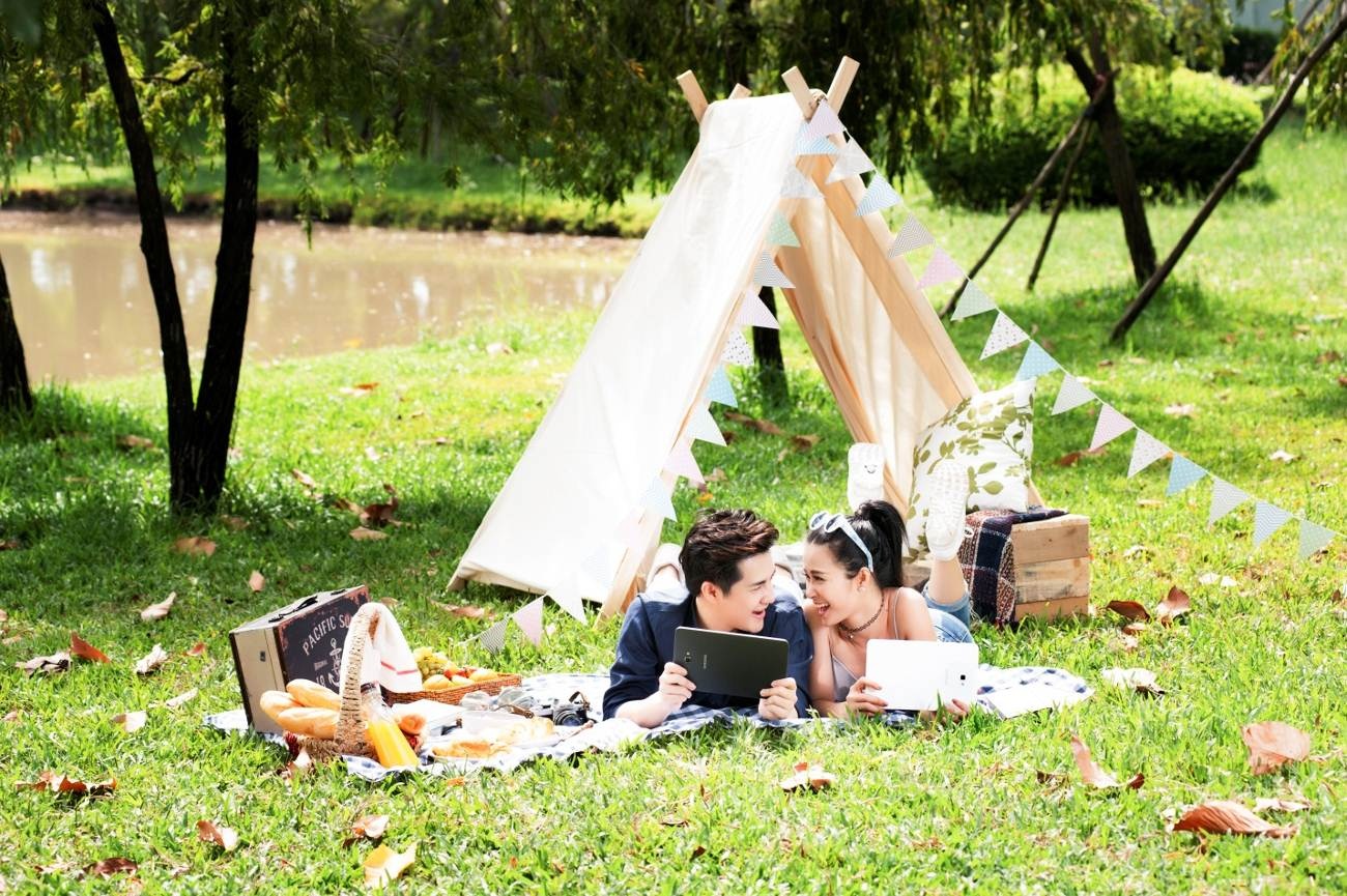 Dong Nhi va Ong Cao Thang di da ngoai anh 2