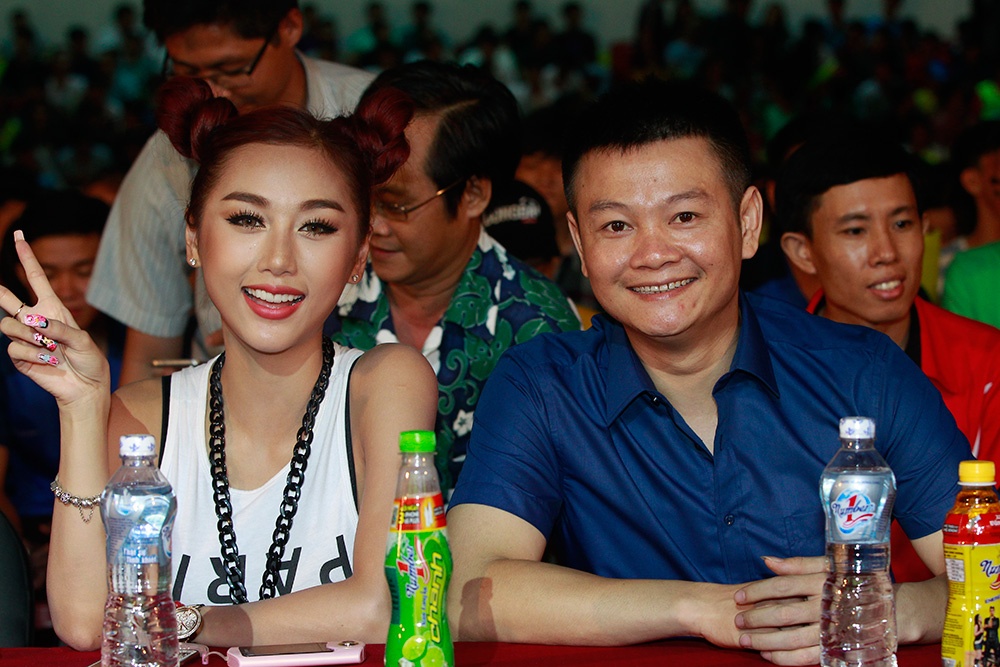 Van Quyen bat ngo khi duoc hot girl Quynh Nhi ham mo hinh anh