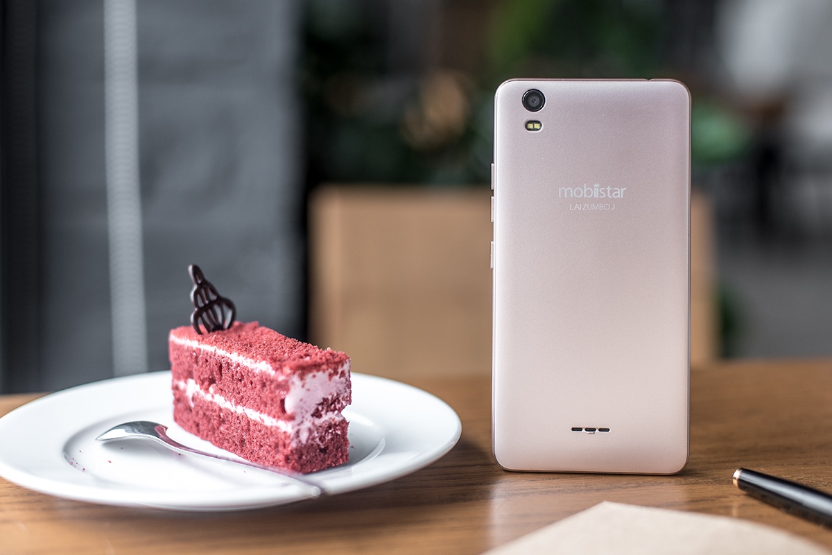 Lai Zumbo J: Man hinh cong 2,5D tam gia 2 trieu dong hinh anh