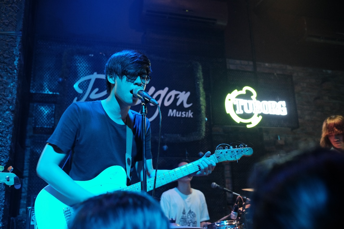 Dem indie rock cua gioi tre Ha thanh va Ngot Band hinh anh