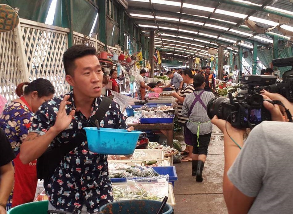 Nguoi tre khoi nghiep tu nhung gian hang cho phien hinh anh