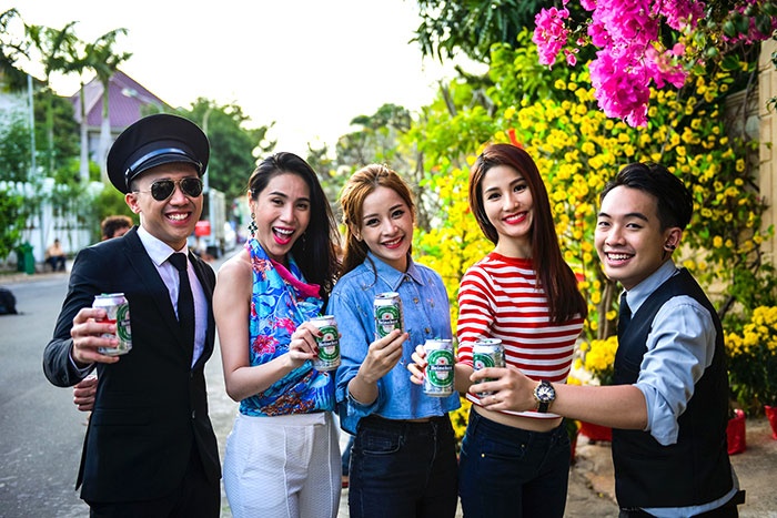 Heineken tang qua dang cap, trai nghiem chuan sao mua le hoi hinh anh