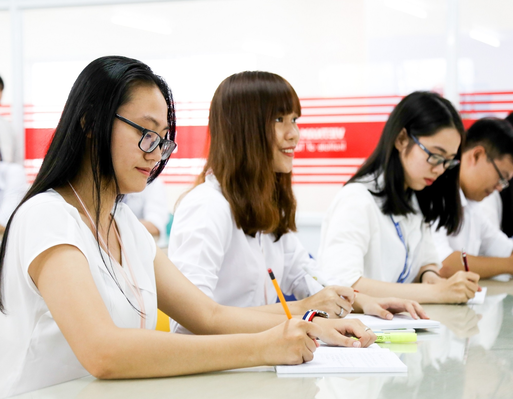 Doanh nghiep tuyen dung sinh vien chuong trinh DH chuan Nhat hinh anh