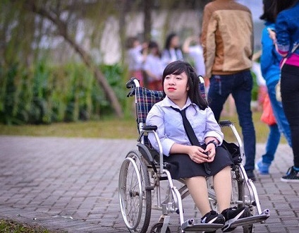 Cô gái xương thủy tinh giành học bổng toàn phần ảnh 2 Co gai xuong thuy tinh gianh hoc bong toan phan anh 2