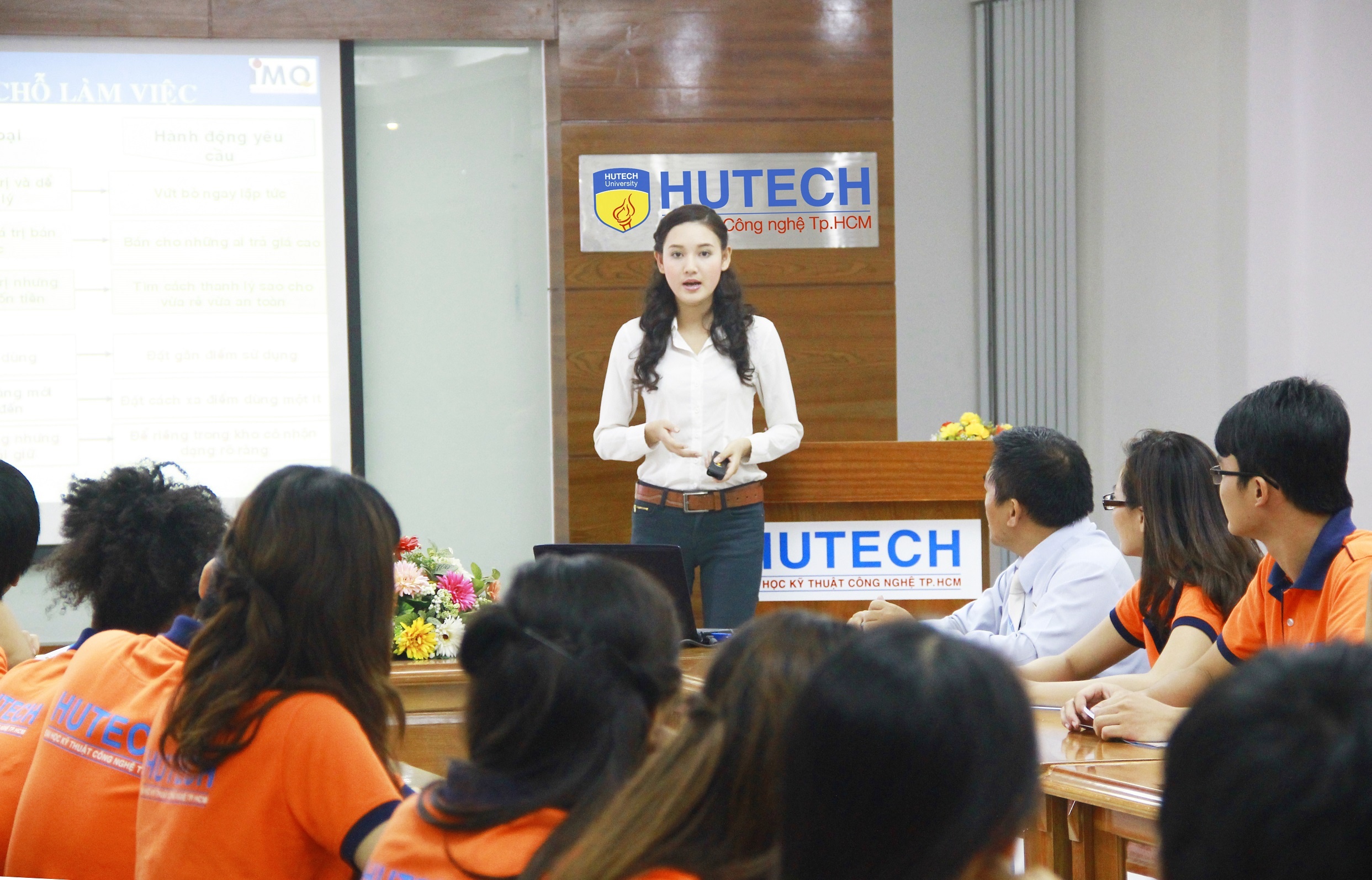 HUTECH tuyen sinh nganh quan tri kinh doanh anh 3