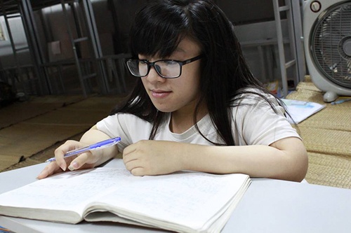 Co gai xuong thuy tinh gianh hoc bong toan phan nganh CNTT hinh anh