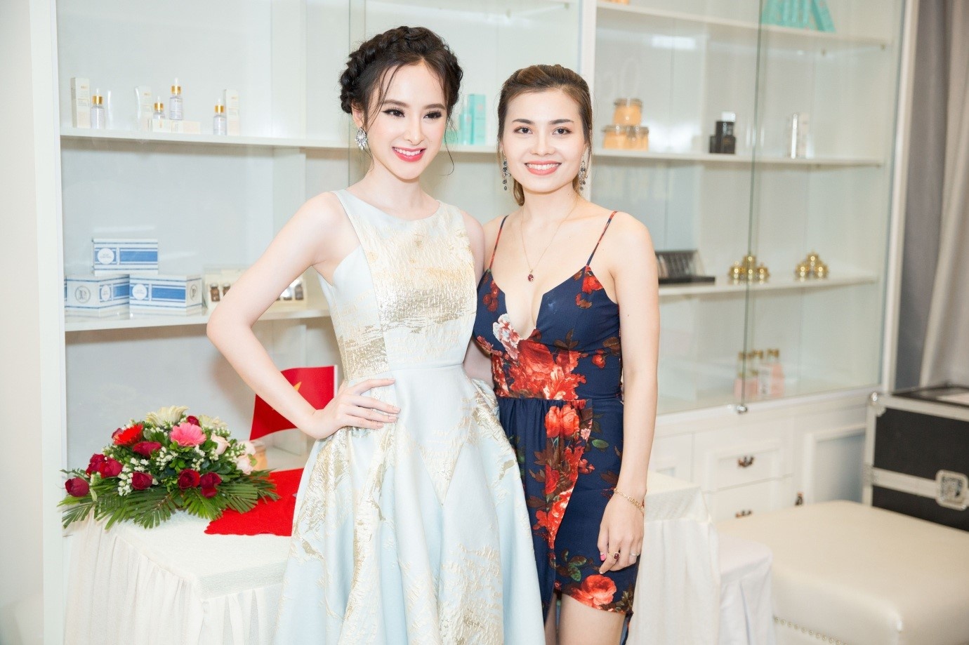 Angela Phuong Trinh lam dep tai Ocean Beauty and Cosmetic hinh anh