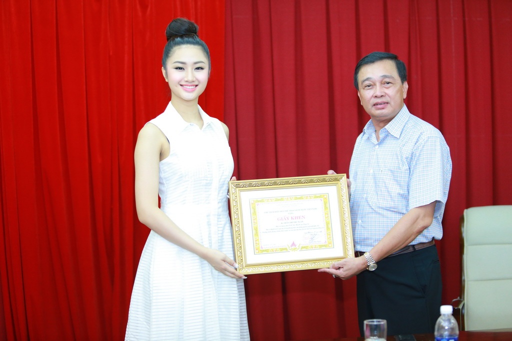 trao bang khen cho dai su Quy chong duoi nuoc anh 1