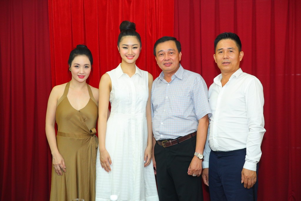 trao bang khen cho dai su Quy chong duoi nuoc anh 2