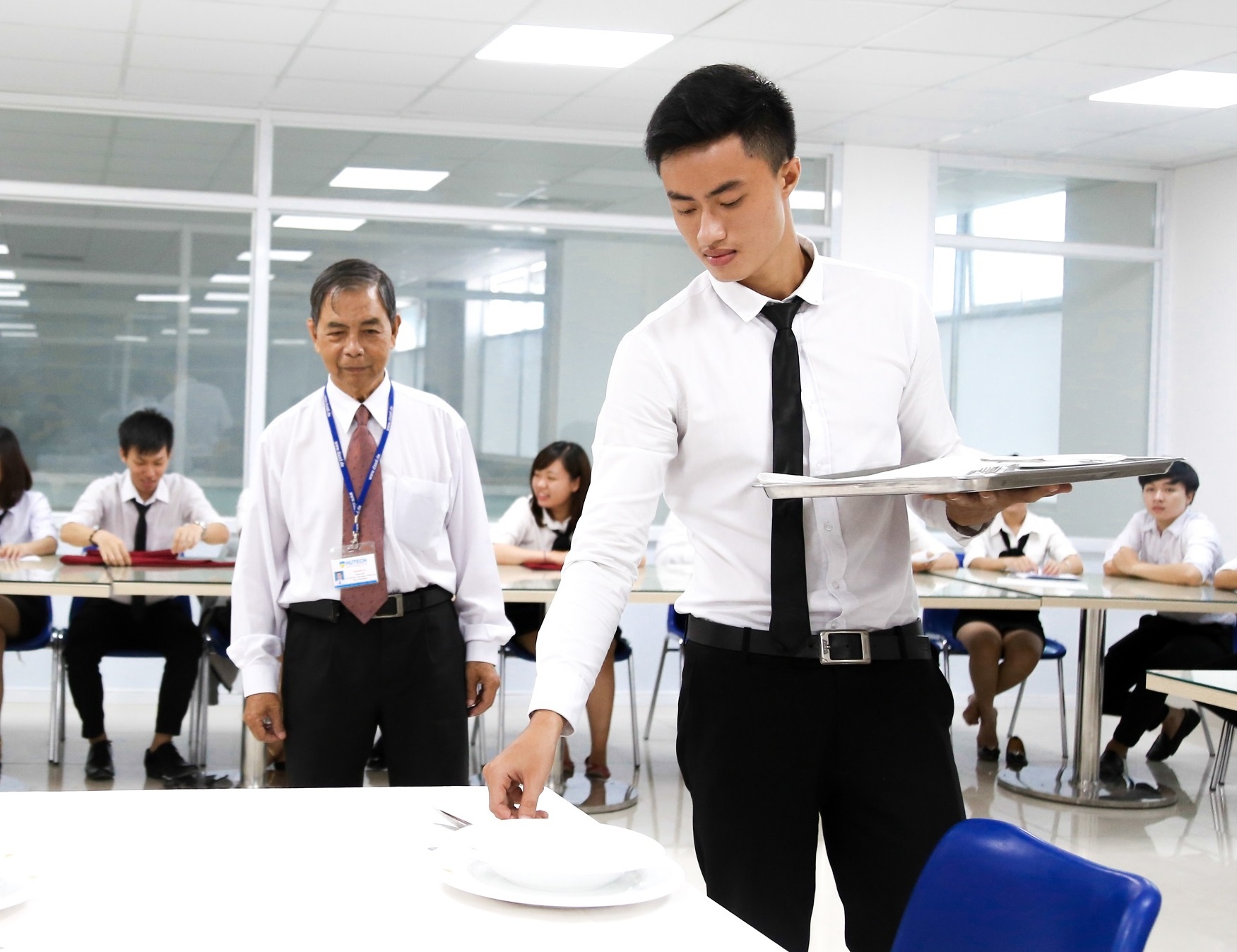 Hoc quan tri nha hang va dich vu an uong nhan bang quoc te hinh anh