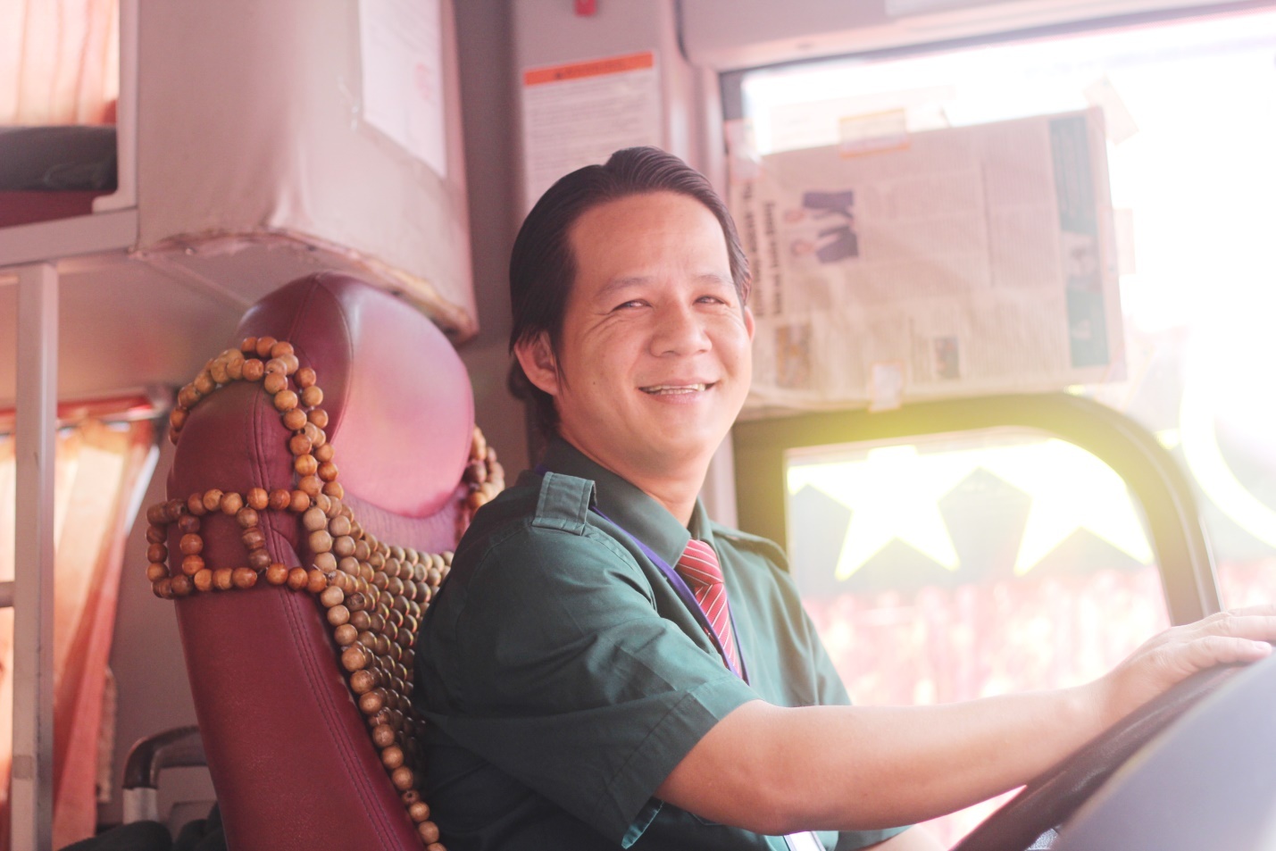 Nhan vien FUTA Buslines tan tuy voi hanh khach hinh anh