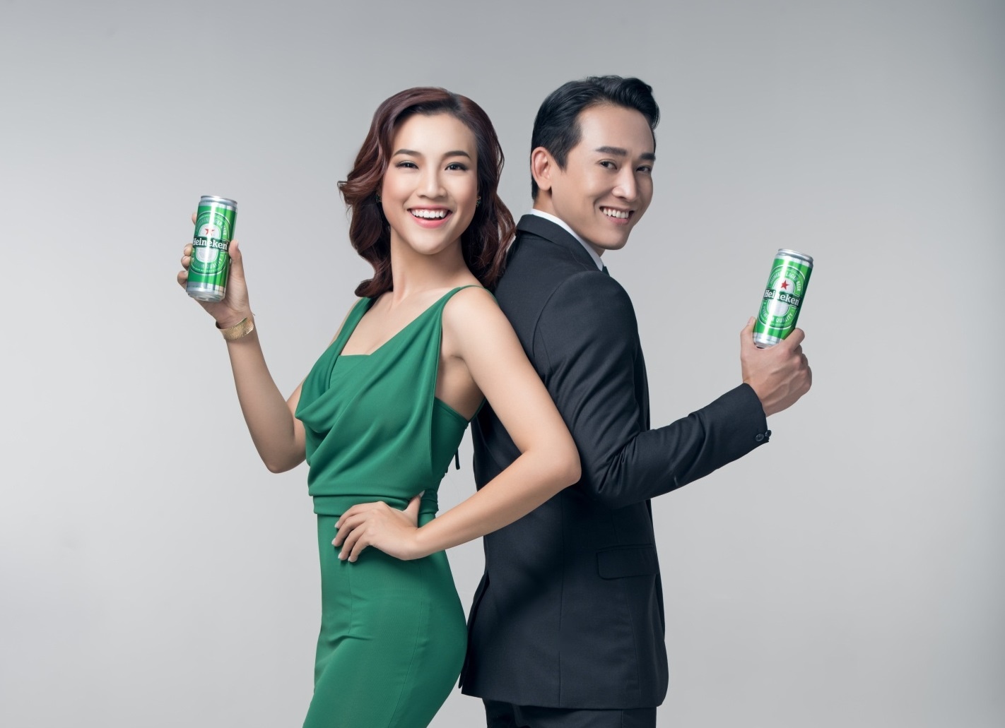 Hua Vi Van thich thu voi dien mao lon cao moi cua Heineken hinh anh