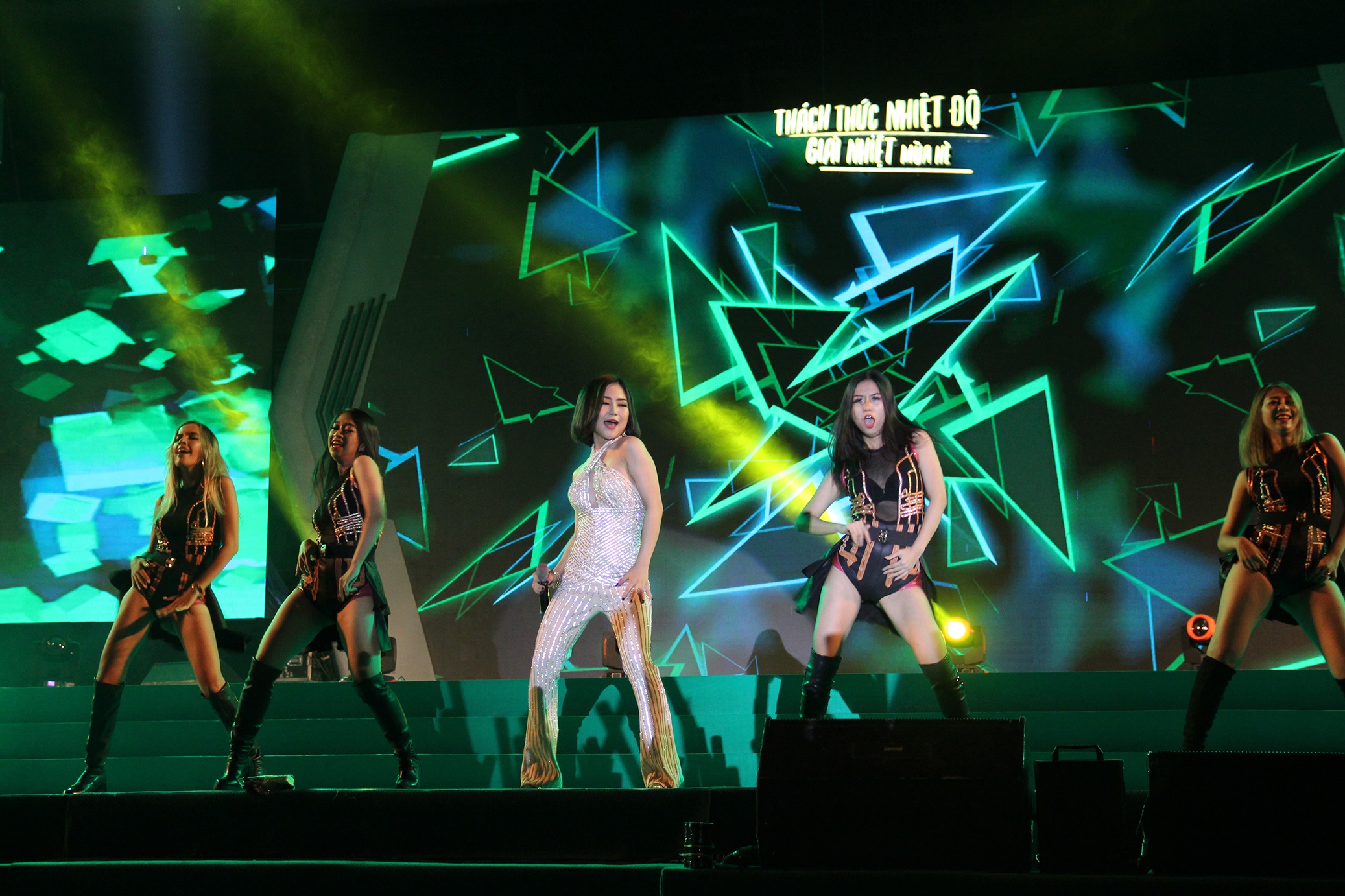 Giai nhiet mua he,  Son Tung M-TP,  Mua he khong do anh 13