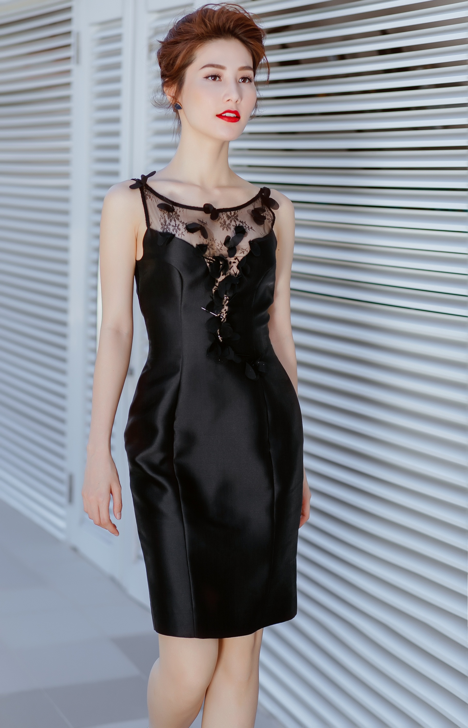 Diễm My diện trang phục ren của ELISE ảnh 1 Diem My dien trang phuc ren cua ELISE anh 1