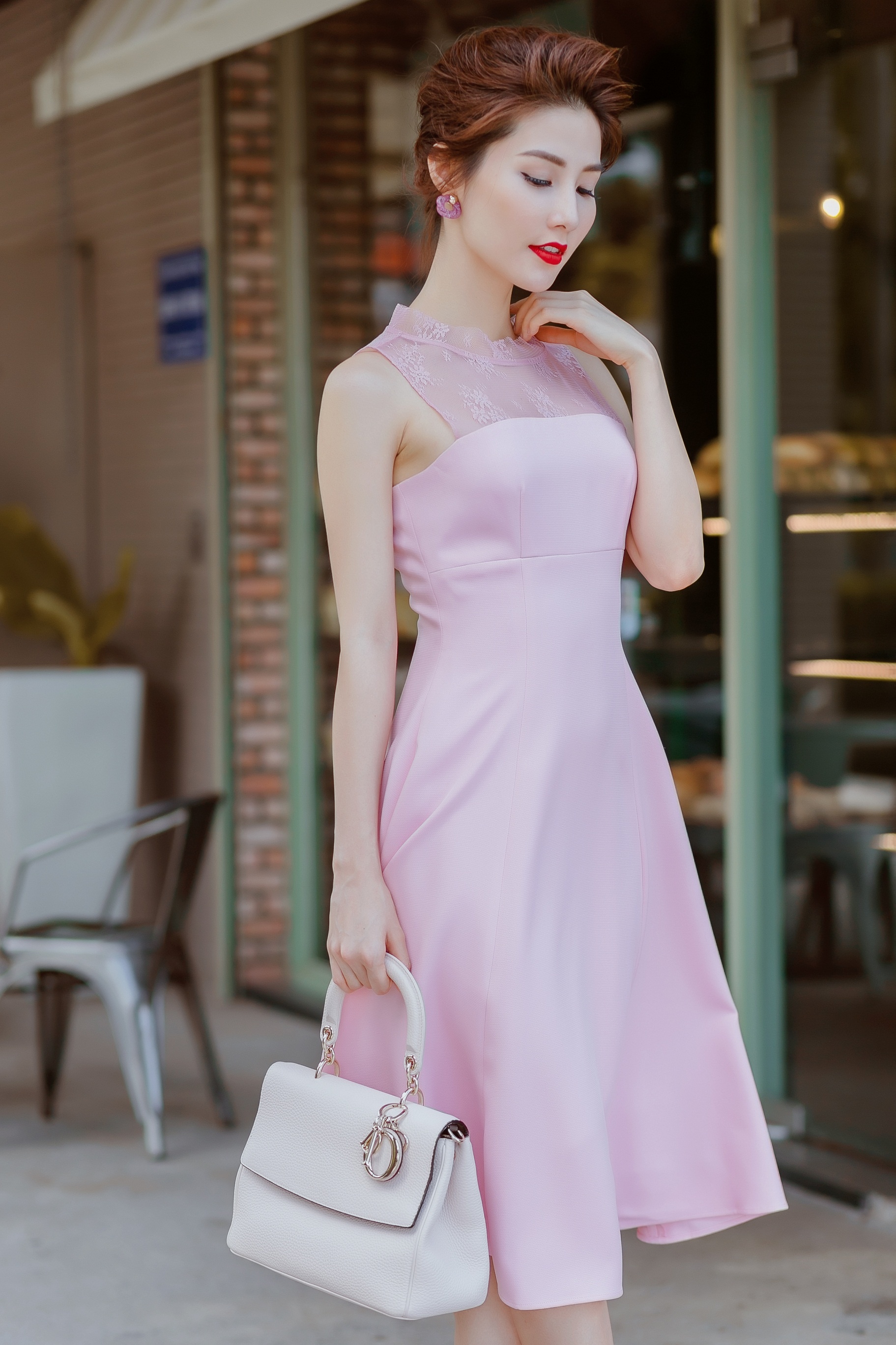 Diễm My diện trang phục ren của ELISE ảnh 2 Diem My dien trang phuc ren cua ELISE anh 2