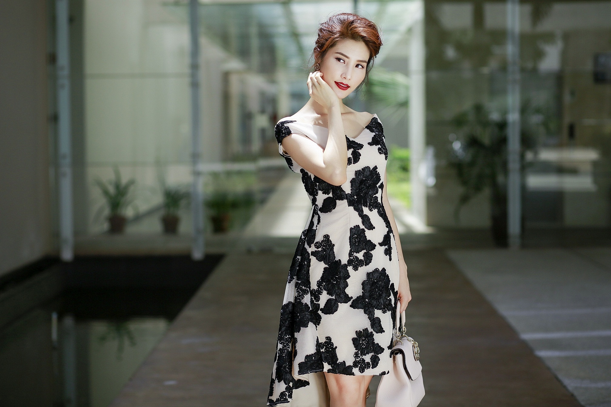 Diễm My diện trang phục ren của ELISE ảnh 7 Diem My dien trang phuc ren cua ELISE anh 7