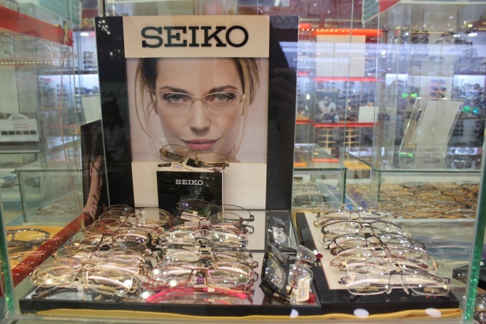 Mat kinh hang hieu giam gia lon hinh anh