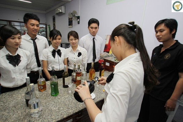 hoc trung cap nghe Viet Giao anh 3