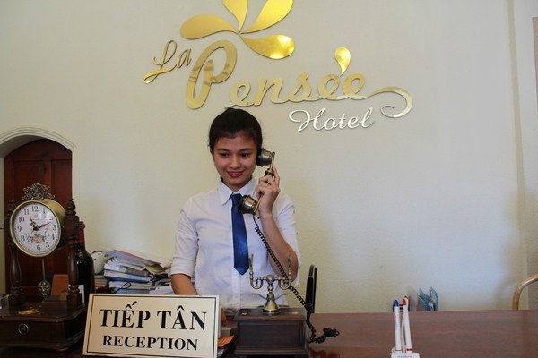 hoc trung cap nghe Viet Giao anh 4