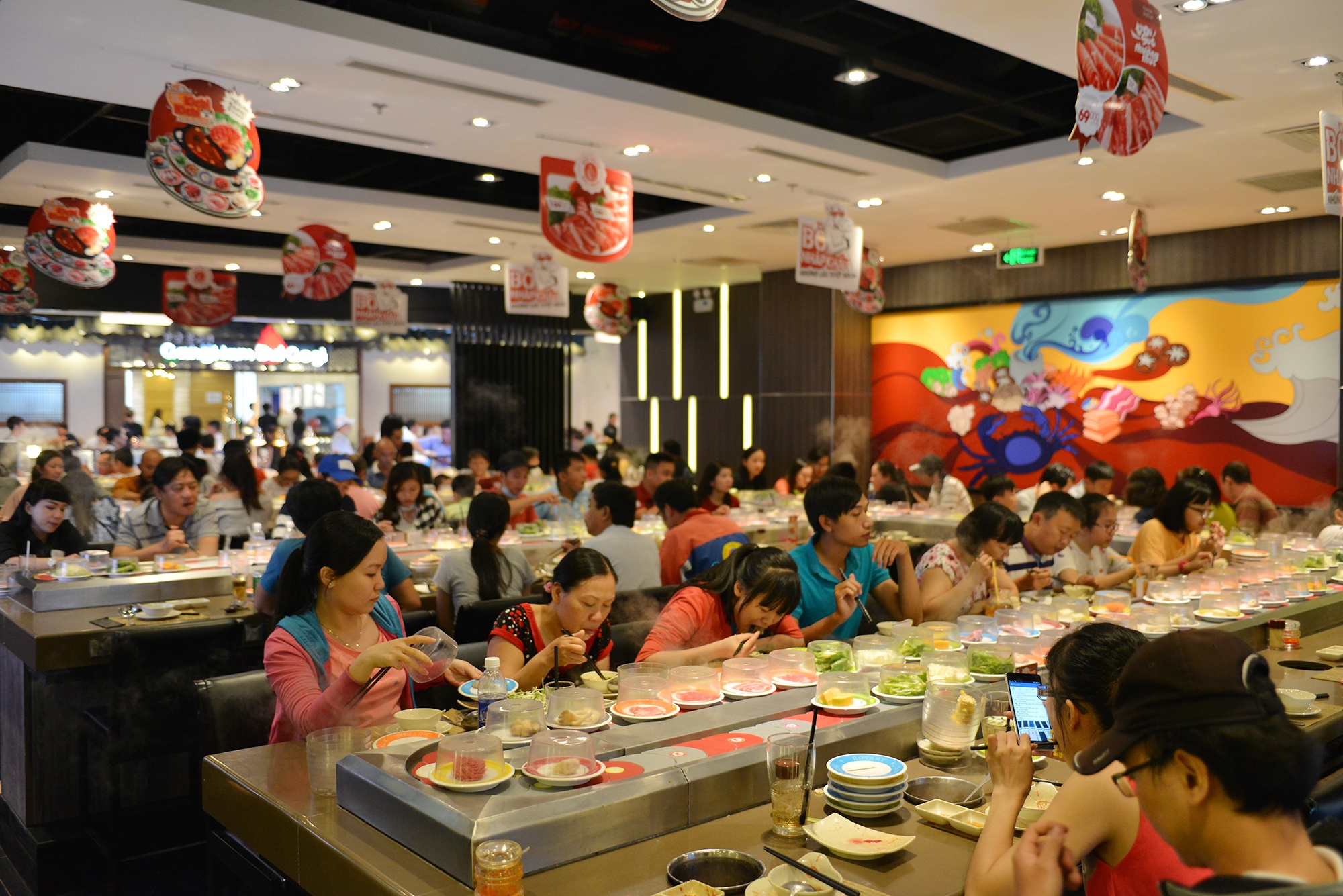 chuoi nha hang Goden gate tai Aeon mall Binh Tan anh 1